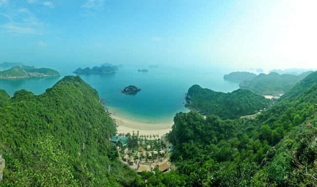 Vue panoramique sur les baies autour de l'île de Cát Bà