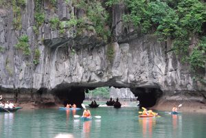 Kayak à travers un tunnel dans la baie d'Halong