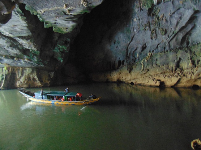 Balade en bateau dans la grotte de Phong Nha