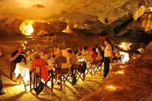 Dîner dans une grotte à la baie d'Halong