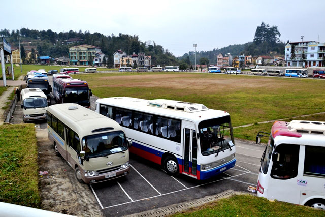 Les bus chargés de touristes font la queue à Sapa