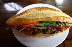 Hoi-An-plats-typiques-sandwich-vietnamien-banh-mi-Phuong
