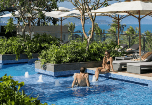 Top-9-meilleurs-hotel-deluxe-Nha-Trang-Intercontinental2-piscine