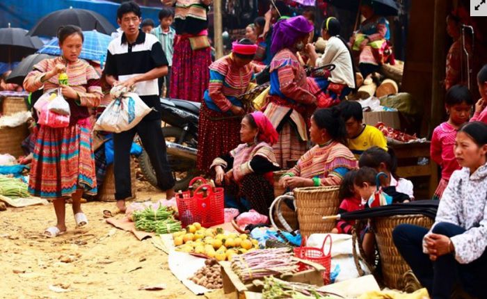 le marché du samedi de Cắn Cấu le marché du samedi de Cắn Cấu