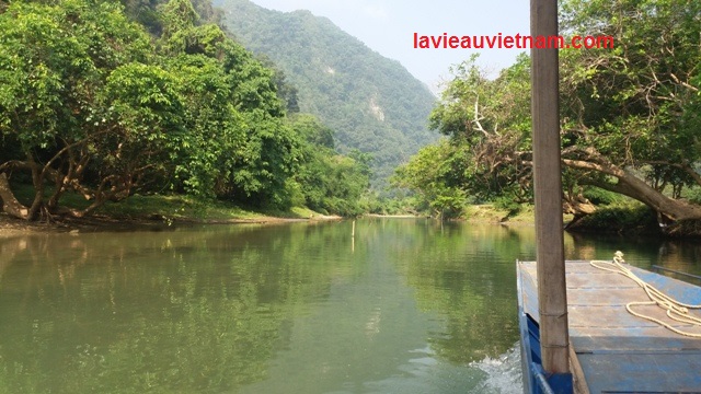 Ballade en bateau au lac Ba Be Vietnam