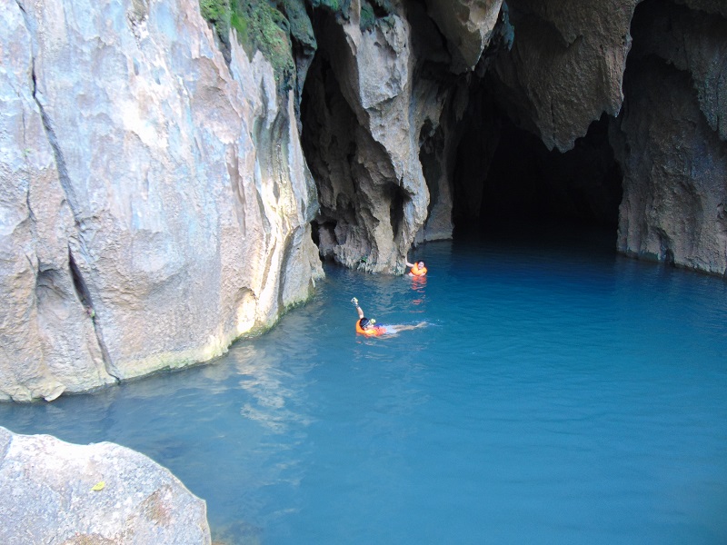 Bain dans une rivière souterraines dans le parc national de Phong Nha Ke Bang