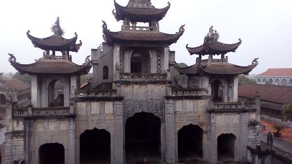 cathédrale en pierre de Phat Diem à Ninh Binh