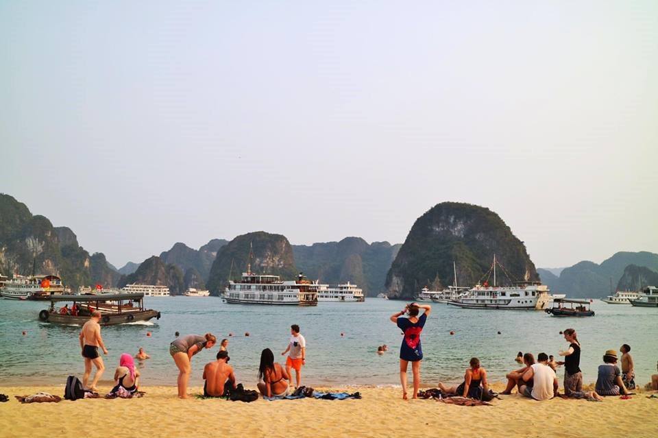une belle plage dans la baie d'Halong au Vietnam