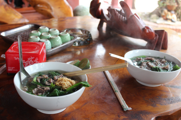 repas lors du voyage vietnam moto