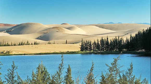 dunes de sable blanc et le lac lotus à Mui Ne Phan Thiet