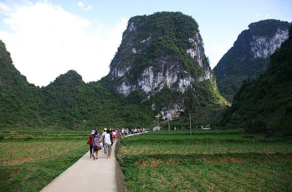 chemin à la grotte Ngườm Ngào