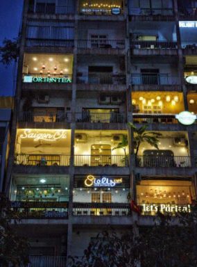 le paradis des cafés building number 42 on the street