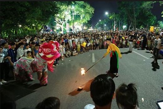 act culturelles dans les rues piétonnes de Hanoi
