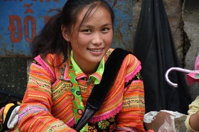 une femme Hmong bariolé à Hoàng Su Phì