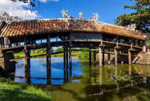 le pont couvert en tuile de Thanh Toan