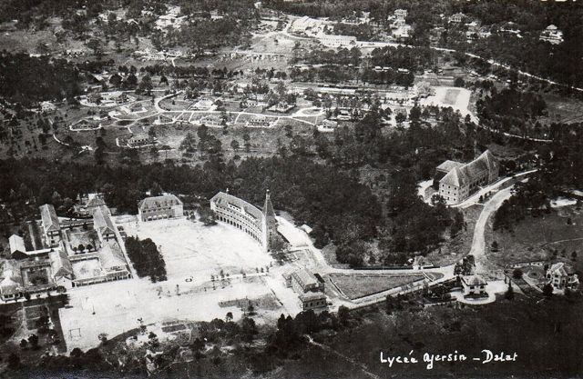 Photo  12. Vue aérienne du Lycée Yersin, avec à sa droite l’institut de géographie et la gare en arrière plan