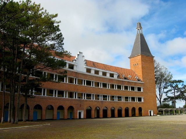 Photo  13. Bâtiment principal de l'ancien Lycée Yersin