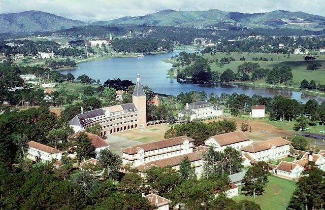 Photo  14. Vue aérienne du lycée à la fin des années 1960