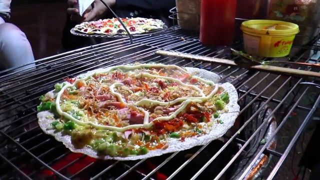 Photo  30. La fameuse pizza dalatoise, bánh tráng nướng