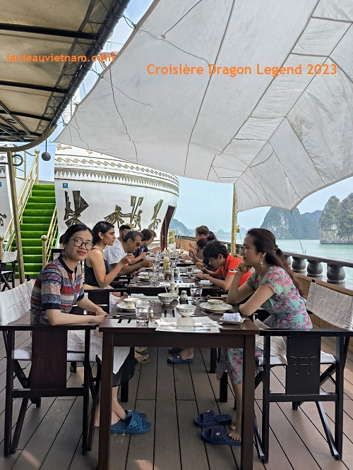 repas sur la terrasse bateau Dragon Legend