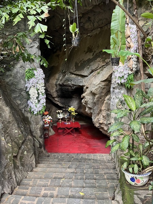 La Grotte des Huit Jeunes filles (Hang Tám Cô)