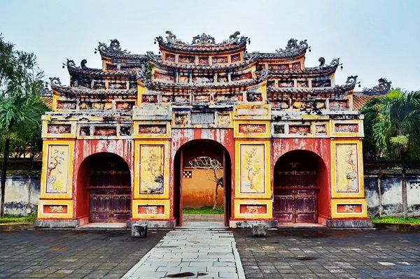 A l'entrée du temple Hung Mieu