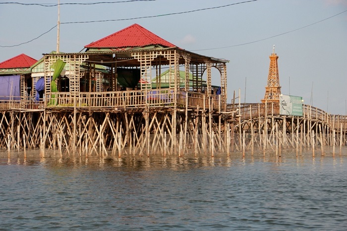 Restaurant flottant sur la lagune Chuon