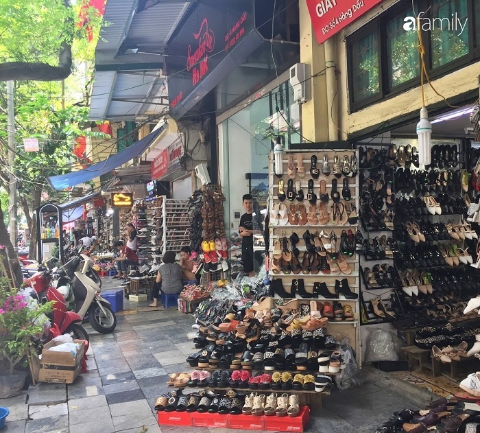 Rue Hàng Dầu : vente de chaussures, tongs, sandales…