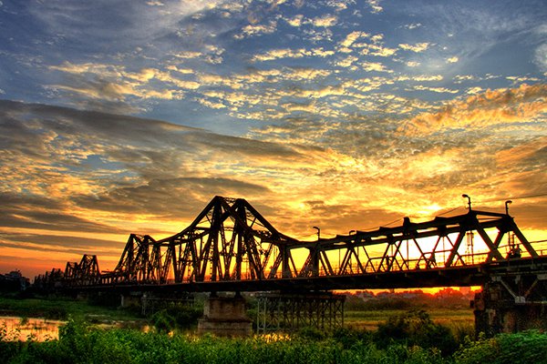 Le pont Long Bien au coucher du soleil