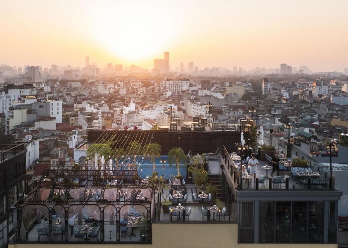 Le rooftop de l'hôtel Tirant dispose d'une belle vue sur le pont Long Bien