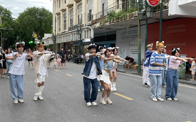 La rue piétonne autour du lac Hoan Kiem