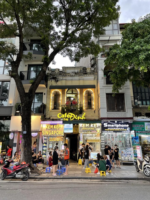 café Đinh, dans la rue piétonne autour du lac Hoan Kiem