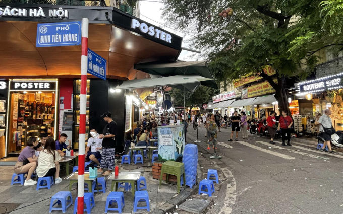 Rue Phố Hoàn Kiếm dans la rue piétonne