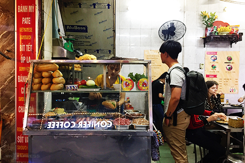 le "banh mi" dans la rue Dinh Liet, dans le vieux quartier de Hanoi