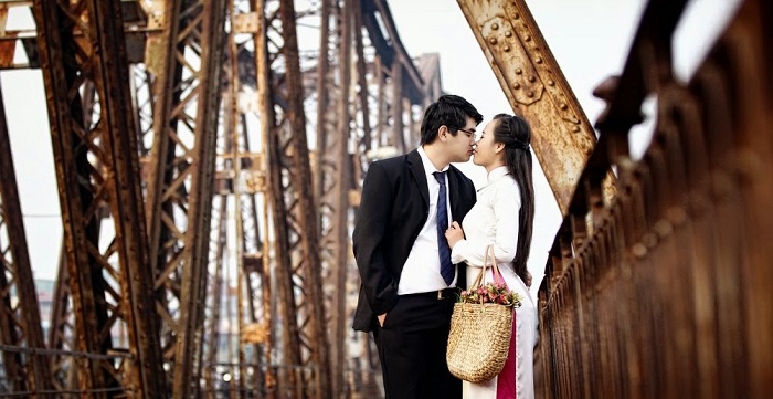 Une photo de mariage au pont Long Bien