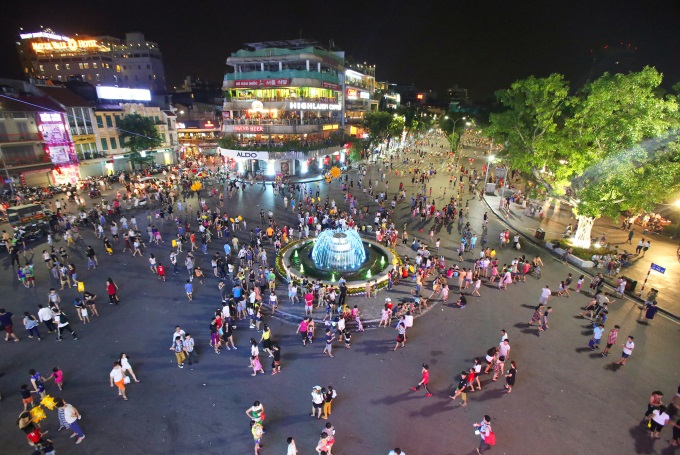 Autour de la fontaine, dans la rue piétonne autour du lac Hoan Kiem