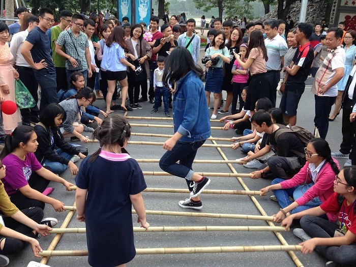 Dans la rue piétonne autour du lac Hoan Kiem