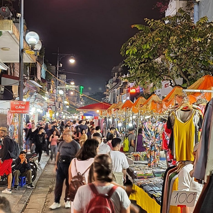 Le marché nocturne le weekend dans les rues Hàng Đào, Hàng Đường, Đồng Xuân