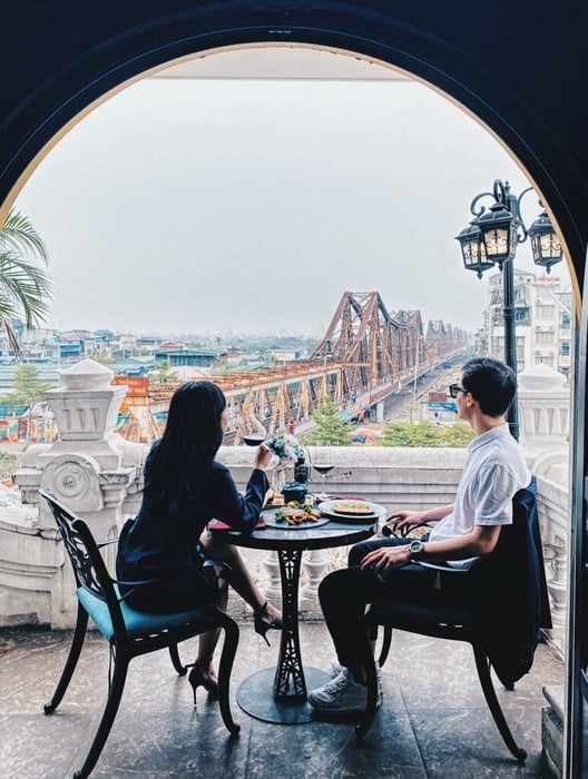 Vue sur le pont Long Bien depuis Serein Cafe & Lounge