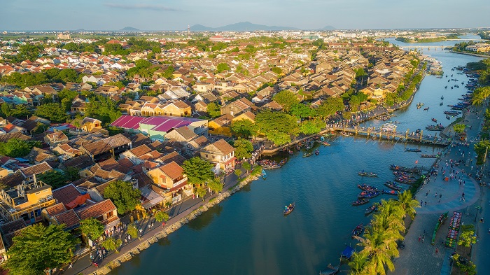 la vieille ville de Hoi An près de la rivière Thu Bon