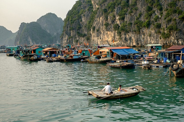 le village de pêcheurs de Cai Beo dans la baie de Lan Ha