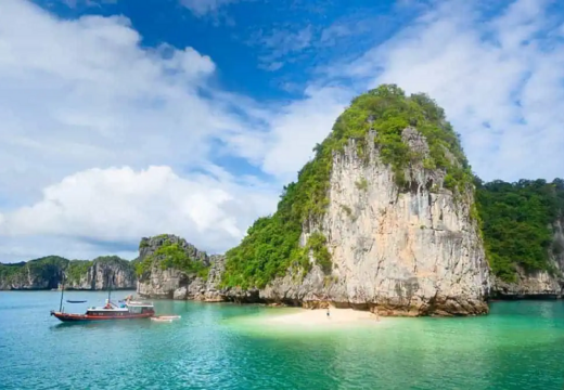 les îles et plages de Ba Trai Dao dans la baie de Lan Ha