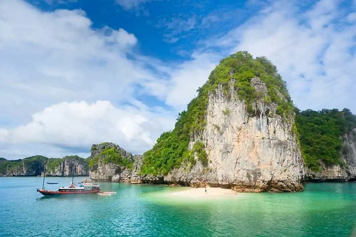 les îles et plages de Ba Trai Dao dans la baie de Lan Ha