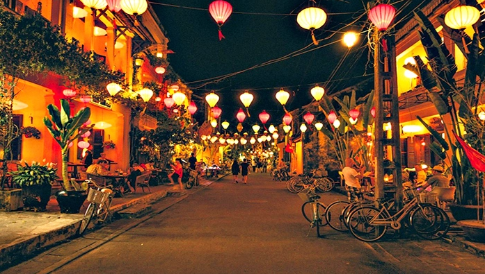 la vieille ville de Hoi An la nuit avec toutes les lanternes allumées