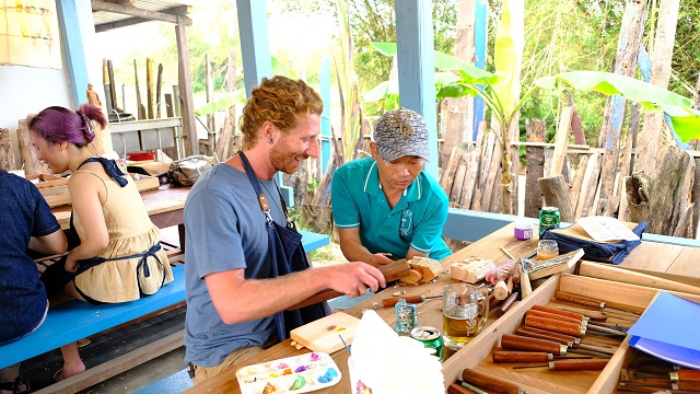 Atelier de Sculpture sur Bois Cui Lu (Làng Củi Lũ) : Une Immersion Créative à Hoi An