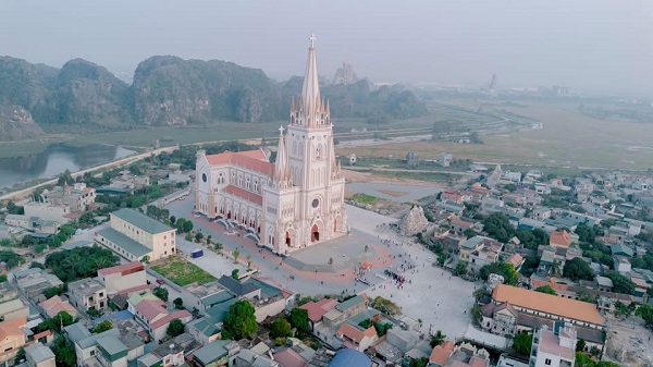 La cathédrale en pierre de Lãng Vân