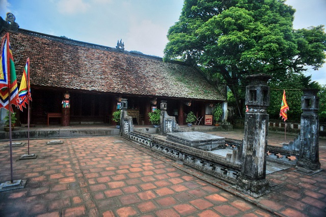 Le-temple-et-le-mausolee-du-roi-Le-Dai-Hanh-2