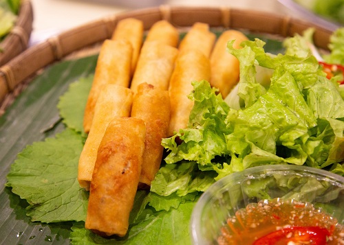 Ram cuốn lá cải – Nem enroulé dans des feuilles de légumes et galette de riz