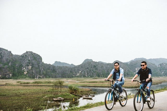 balade à vélo le long des digues qui entourent la réserve naturelle de Van Long