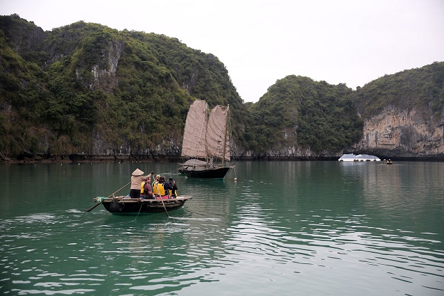 Balade en barque à rames pour vister le village flottant de pêcheurs de Vung Vieng